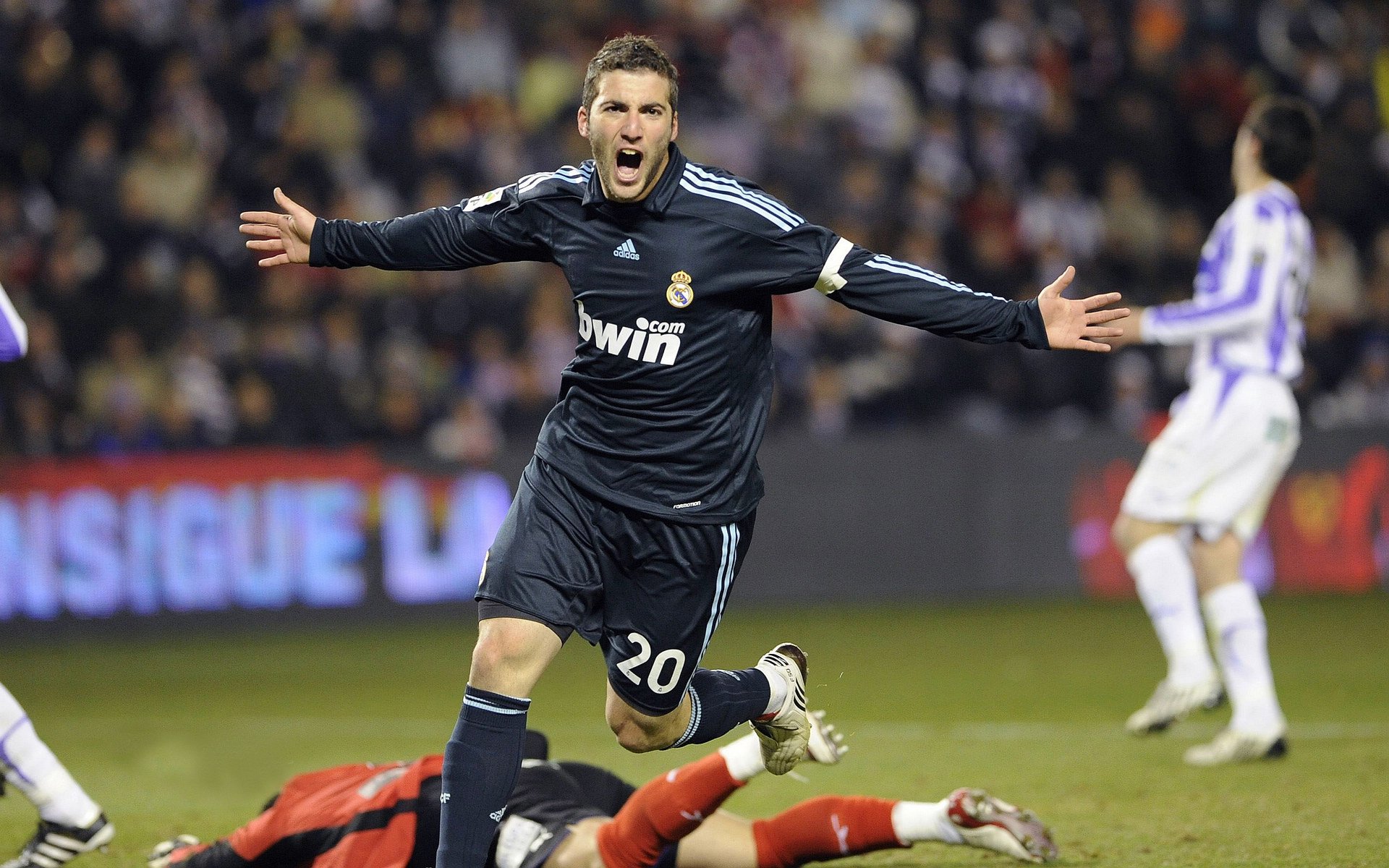 “法甲高潮迭起:豪门交锋场面火爆”,法甲豪门宣布全队停薪